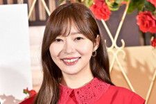 指原莉乃、『ワイドナ』出演“へそ出し衣装”にも称賛の声「年々美しく」「異色のオーラ」