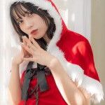 桃月なしこ、大量の“サンタコス”披露　ミニ丈姿や肩出しショットに「エグい可愛い」「うちに来て」