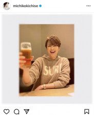 “バラエティーでお酒禁止”の吉瀬美智子、「子供達と焼肉へ」ビール片手に乾杯ショット「隣で飲みたい」「最高」