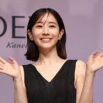 田中みな実、交際報道呼びかけに微笑み浮かべ　胸元ざっくり黒ドレス姿で美デコルテ披露