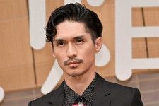 『不適切にも』5年ぶり地上波ドラマの大物俳優にファン衝撃「年取らなすぎだ」「黒服イケメン」