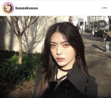 井手上漠、黒髪ロングヘアの「イケメンなメイク」ショットに「美しさが隠せない」「めちゃくちゃ肌が綺麗」