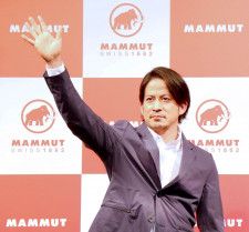 岡田准一、スマイルアップから独立後初の公の場　ひげを蓄え登場し「普段、社長業もしてます」