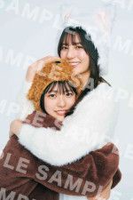 日向坂46小坂菜緒＆正源司陽子、動物コスで“甘えん坊”ハグ　『デビュー5周年記念ブック』特典30種一挙公開