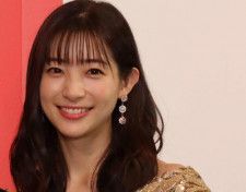 足立梨花、美脚あらわなミニスカート姿でのれんから顔出し「脚にしか目がいかない」