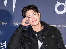 パク・ボゴムの“幸せの秘訣”とは…？春の訪れを告げる最新ショットに癒されるファン続出「浄化された」【PHOTO】