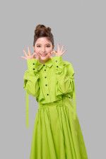 川島海荷“クラシックな”髪型と“ビビッとな”衣装で登場　『vivifi』イメージキャラクターに起用