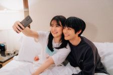白間美瑠＆永田崇人“夫婦”、初ベッドインで大胆密着　『わた婚』出演でウエディングドレス姿披露
