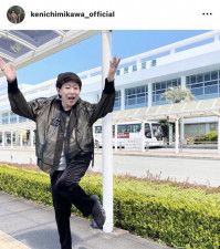 「テンション上がったわ〜」美川憲一、空港前で見せたお茶目なポーズに「めっちゃ楽しそう」「陽気ですね！」の声