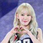 「神…」LE SSERAFIM・宮脇咲良、“桜”と一緒の近況SHOT大放出でファンを虜に「幼くなってる？」【PHOTO】