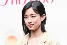 『ふてほど』出演の河合優実、昭和のスケバン→令和の美容液アンバサダーに　最先端アイテムに笑顔
