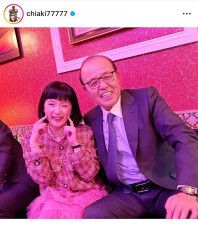 「推しが尊い」千秋、実父らが創設した阪神後援会で岡田彰布監督と２ショット「ベンチでは見せないとろける笑顔」