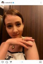 トリンドル玲奈　AI超え!?ひざ上30センチのミニスカコーデに藤田ニコルも「可愛すぎて鳥肌」