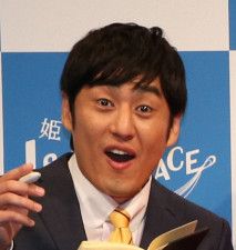 ロバート山本、副鼻腔炎の手術を受けていた　「全身麻酔残り顔」に驚きの声「ボクシング後みたいなお顔…」