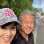 ５５歳・荻野目洋子、イケオジな夫とラブラブ２ショ！「笑顔素敵」「少女のよう」子ども３人の母