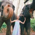 乃木坂46弓木奈於、巨大な“象”に囲まれ笑顔　1st写真集から先行カット解禁