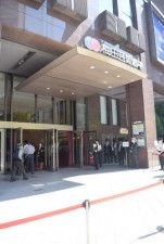 宝塚急死問題で株主総会大荒れ　急死関わったとされる団員の出席求める声、角会長らに辞任請求も