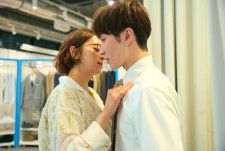 「いい香りですね」“年の差偽装カップル”が大接近！キスする距離なネクタイ選びにニヤニヤ＜青島くんはいじわる＞