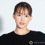 綾瀬はるか、“濡れ肌”オールバックスタイル　海に入りアンニュイな色気漂わせる